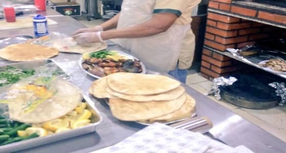 بالصور.. ضبط مخالفات صحية في مطعم بنجران