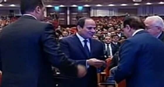 عبد الفتاح السيسي يتسلم أول هاتف محمول مصري الصنع