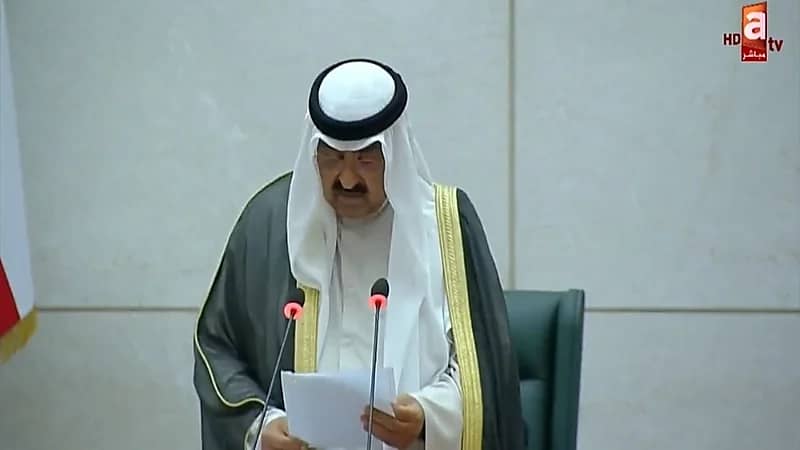 بالفيديو.. تأثر ودموع ولي عهد الكويت أثناء إلقاء الخطاب السامي