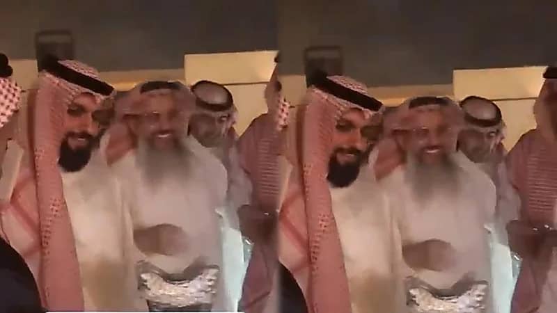 حميدان التركي‬⁩ بالثوب والشماغ بعد 20 عامًا قضاها بالسجون الأمريكية.. فيديو