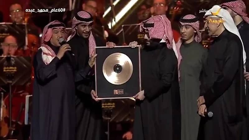 محمد عبده يتبرع بجائزته الذهبية لأطفال غزة .. فيديو