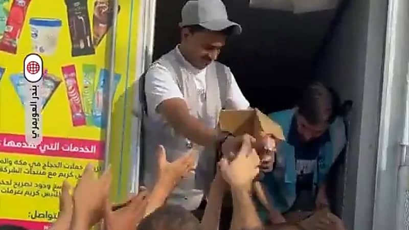 توزيع آيسكريم بالمجان على الحجاج في مشعر ⁧‫عرفات‬⁩ بسبب حرارة الجو .. فيديو