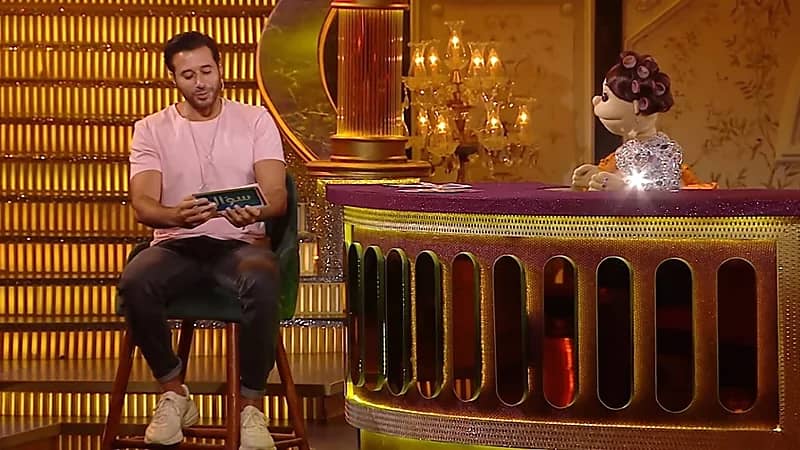 بالفيديو.. أحمد السعدني يثير الجدل بـ "قبلة" عفوية لأبلة فاهيتا