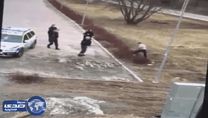 بالفيديو.. لاجئ يعتدي على 3 شٌرطيات ويتحرش بهن جنسياً