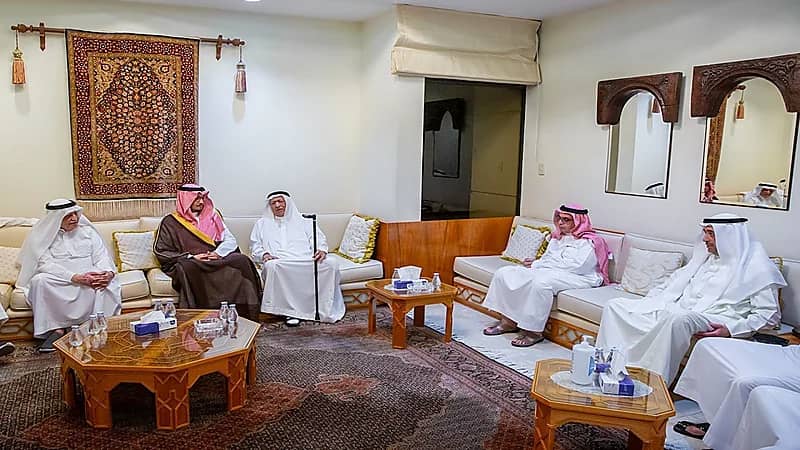 نائب أمير الشرقية يقدم التعازي لعائلة القريشي