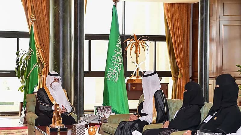 أمير تبوك يستقبل مدير فرع التجارة بالمنطقة وموظفي الفرع الحاصلين على جائزة التميز