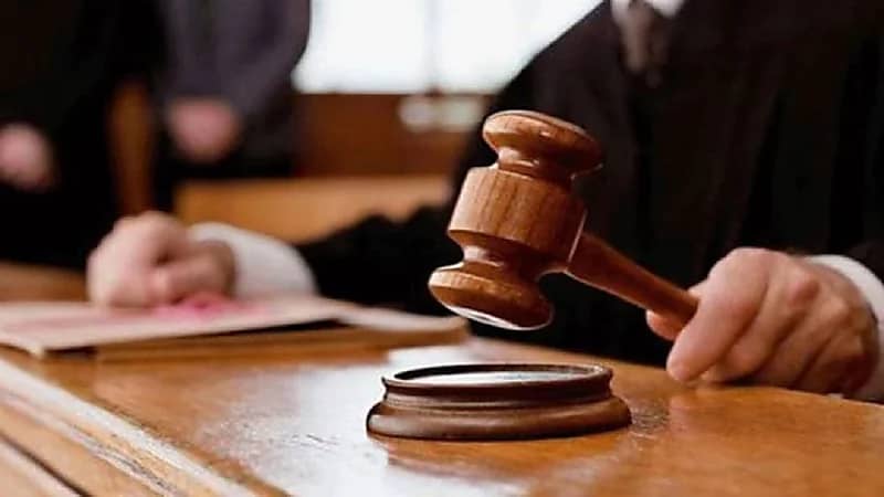 فتاة تسير في الشارع نصف عارية احتجاجًا على القضاء