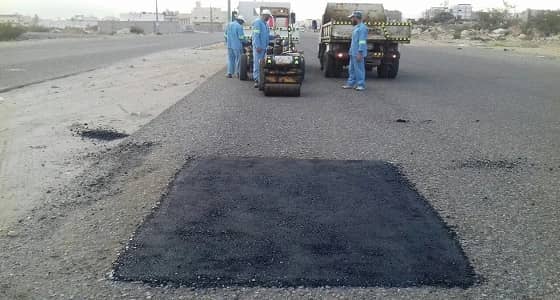 بالصور.. تنفيذ مشروع تأهيل وصيانة الطرق بالراشدية في مكة