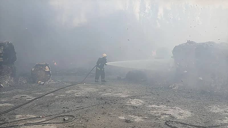 مدني البيضاء يخمد حريقًا اندلع في مخلّفات بأرض مسوّرة بحي الأنوار