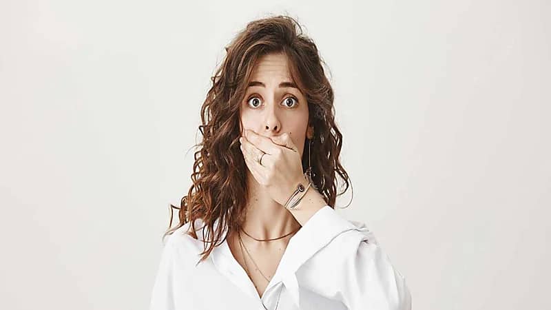 امرأة تغلق فهما بأسلاك شائكة لتنقص وزنها