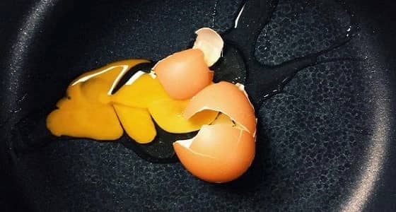 سيدة تطلب مساعدة الإسعاف لعثورها على بيضة مكسورة