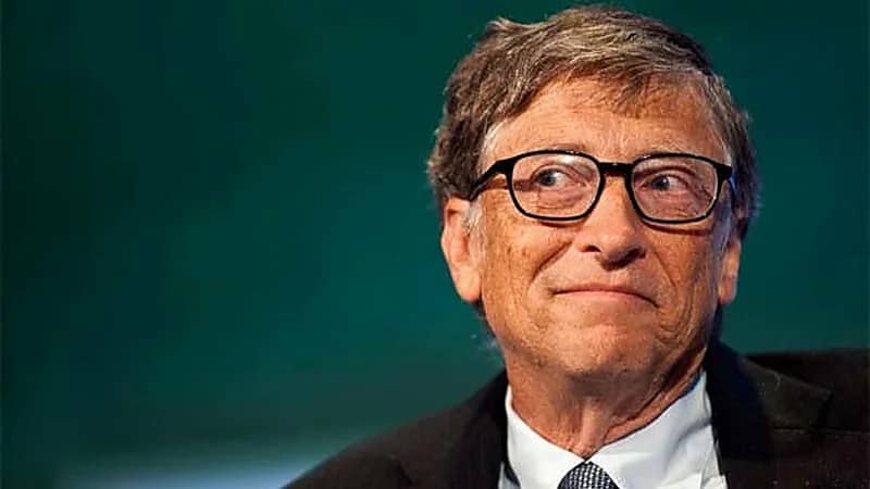 بيل جيتس يحمل حقيبة بها بقايا عشائه في أول ظهور له بعد الطلاق