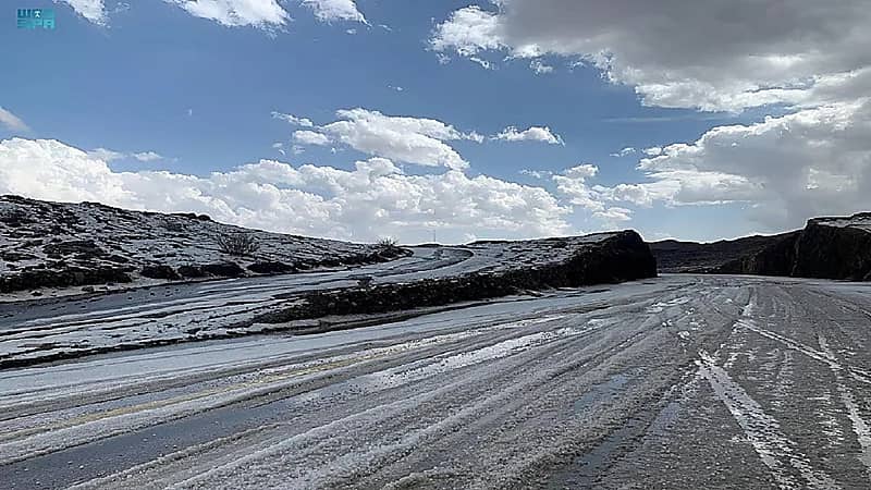 صور..الثلوج تزين نجران في العيد