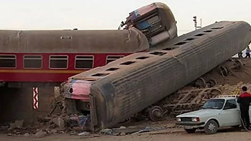 التلفزيون الإيراني: مقتل 10 أشخاص وإصابة آخرون بانحراف قطار عن مساره