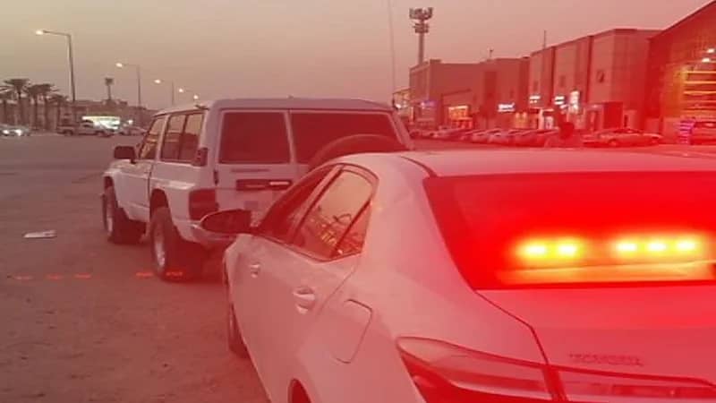 ضبط قائد مركبة لارتكابه عدة مخالفات خطيرة على أحد الطرق