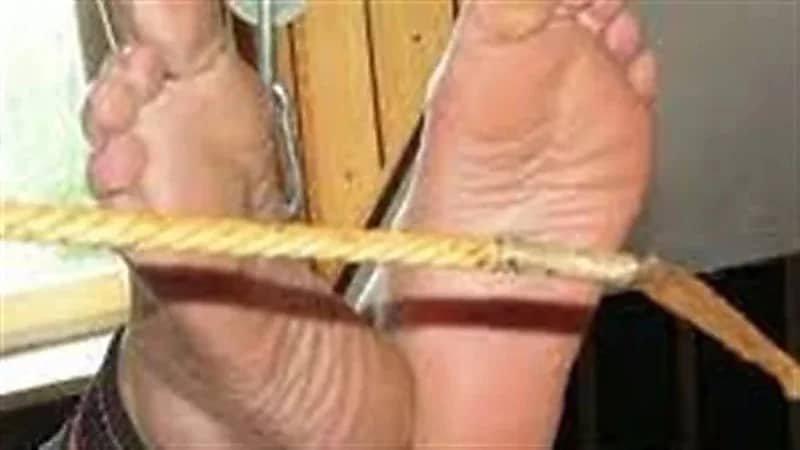 زوجة تنتقم من زوجها الخائن بمده على قدميه