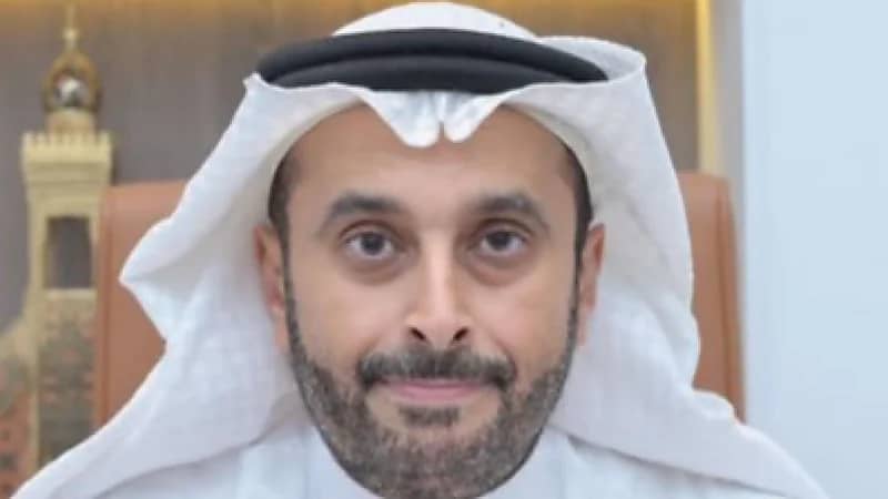 الجامع ينصح الشباب: لا تجلس على كنبة منزلك وتتصفح هاتفك بالساعات