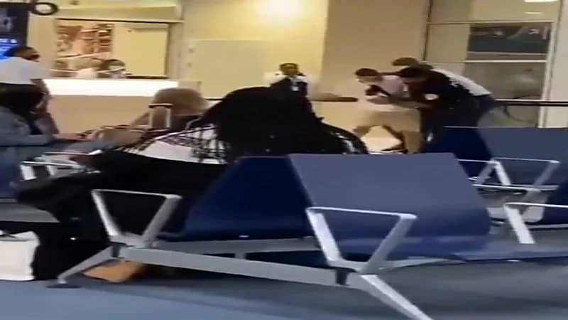 مغني الراب "يوسيلفيو" يتلقى صفعة قوية من شرطي بمطار في هولندا "فيديو"