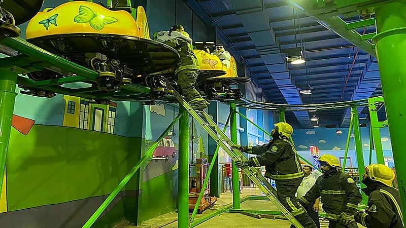 إنقاذ 4 أشخاص علقوا في إحدى الألعاب بالأحساء