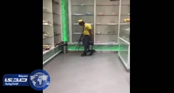 إغلاق محل حلويات شهير بالرياض بعد تداول فيديو رش المبيدات