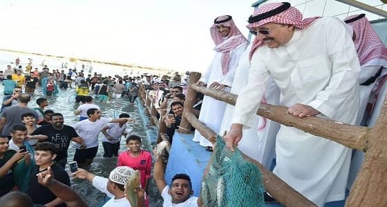 بالفيديو والصور.. أمير جازان يشارك أهالي فرسان في مهرجان صيد سمك الحريد