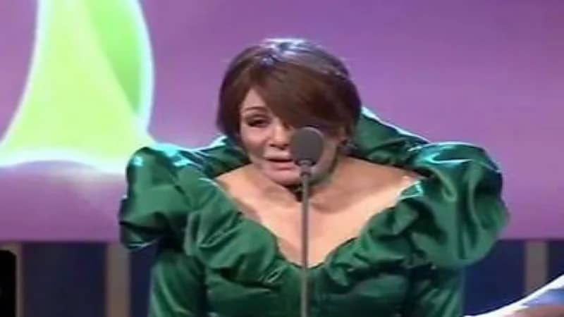 لبنى عبدالعزيز توضح سر بكائها على خشبة المسرح في مهرجان القاهرة