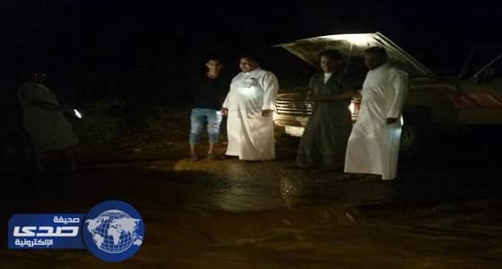 بالفيديو والصور.. الأمطار الغزيرة تعزل سكان قرى عسير عن منازلهم