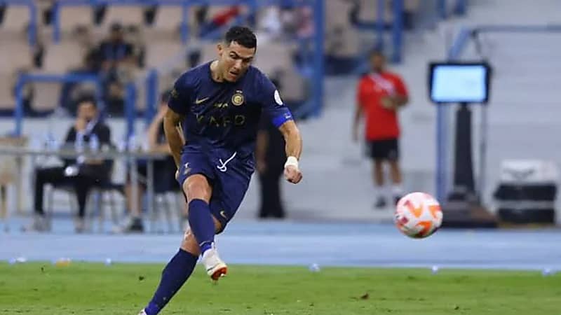 عطيف معلقًا على مهارات رونالدو: كنت 37 في الملاعب وكنت يالله أمشي .. فيديو