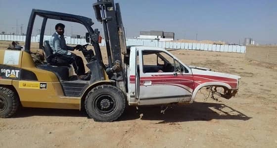 بالصور.. إزالة السيارات التالفة من الطرقات والشوارع بـ " العويقيلة "