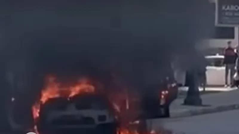 نيران تلتهم سيارة إسعاف أثناء نقل امرأة حامل للمستشفى.. فيديو