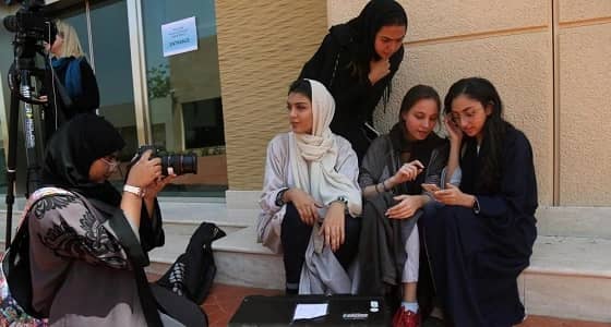 بالصور.. فتيات يدرسن السينما بجدة ويحلمن بدور العرض