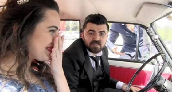 عروسان يتعرضان لأغرب موقف خلال موكب زفافهما