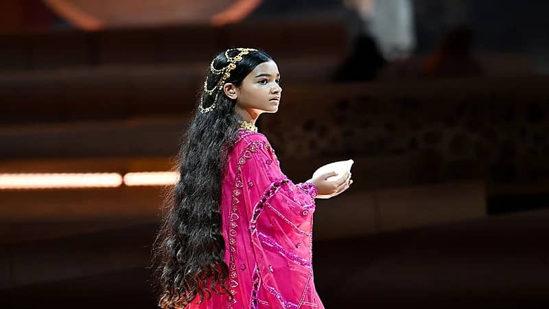 صور.. طفلة تسحر الجمهور في حفل افتتاح إكسبو 2020