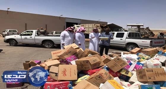 بالصور.. بلدية طريف تغلق ٨ محال وتصادر وتتلف ١١طن و٦٣١ كيلو مواد غذائية فاسدة