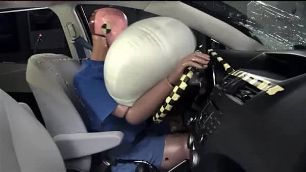 علاقة الوسائد الهوائية بتغيير زجاج السيارة