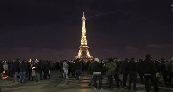 بالصور.. احتفالات ضخمة برأس السنة في الشانزلزيه بباريس