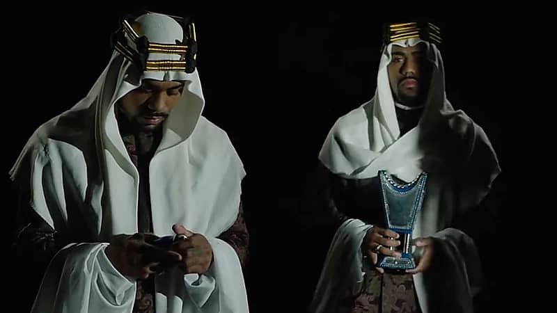 مالكوم يخطف الأنظار بعد ظهوره مرتدي الزي ويحتفل بيوم التأسيس .. فيديو