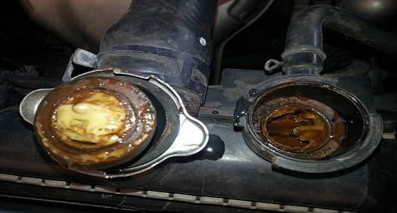 أسباب وأعراض اختلاط الزيت والماء داخل محرك السيارة ومخاطره