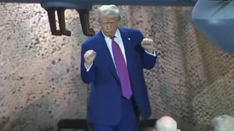 رقصة ترامب في قاعدة العديد بقطر.. فيديو