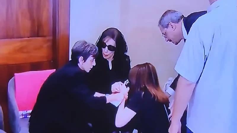 ماجدة الرومي تنحني أرضًا لتقديم العزاء للسيدة فيروز بوفاة ابنها.. فيديو