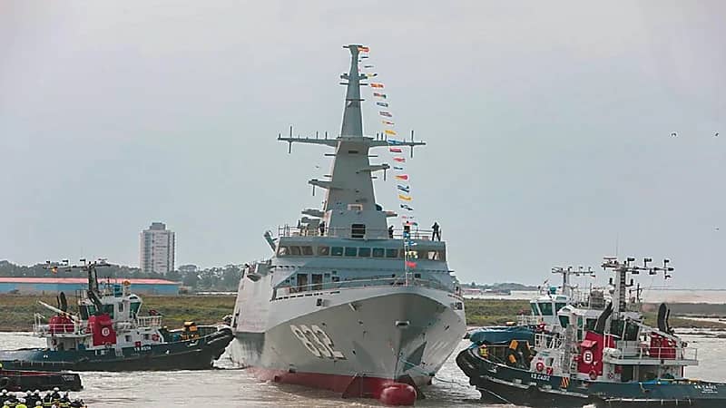 القوات البحرية الملكية السعودية تعّوم سفينة جلالة الملك "حائل" بإسبانيا