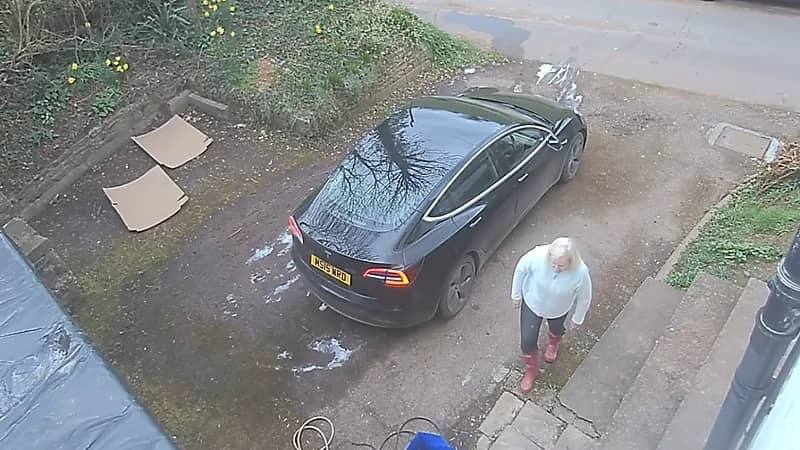 بالفيديو.. لحظة سقوط امرأة في «بئر صرف» قديم بمنزلها