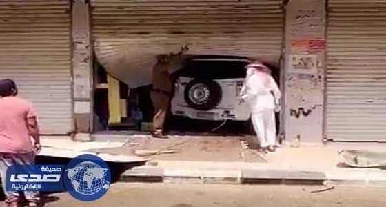 بالفيديو والصور.. طالب يقتحم بسيارته محلًا تجاريًا بالخرمة