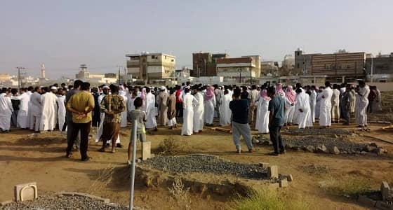 بالصور.. أهالي أبو عريش يشيعون جثامين دراجي جازان