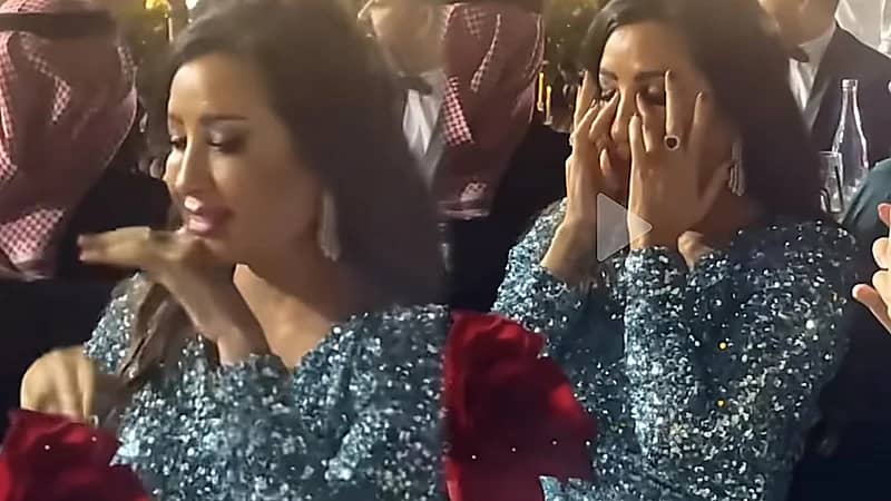 بكاء الفنانة لطيفة أثناء تكريمها.. فيديو
