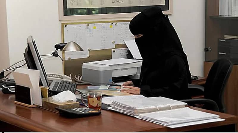 تعويض مواطنة فُصلت من العمل بسبب حملها