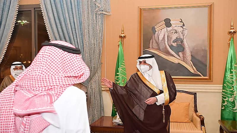 بالفيديو.. أمير تبوك يستقبل «العمراني» ويشيد بموقفه بعدما تنازل عن قاتل ابنه