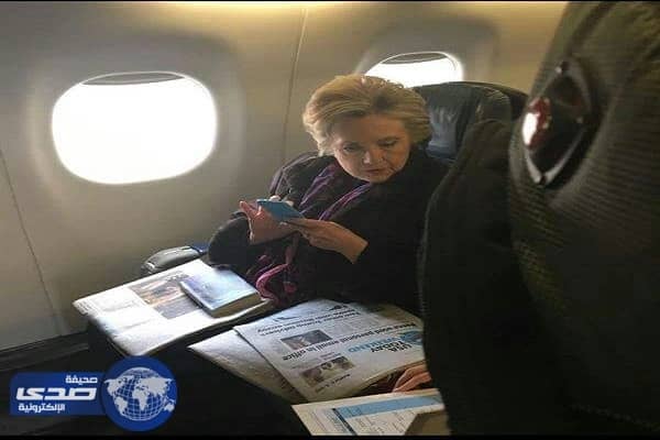 صورة كلينتون وهي تقرأ عن استخدام بنس لبريد إلكتروني خاص يجتاح مواقع التواصل