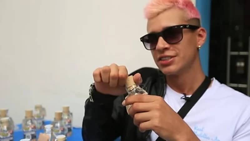 بالفيديو.. شاب يبيع الهواء ويجني أموالًا طائلة