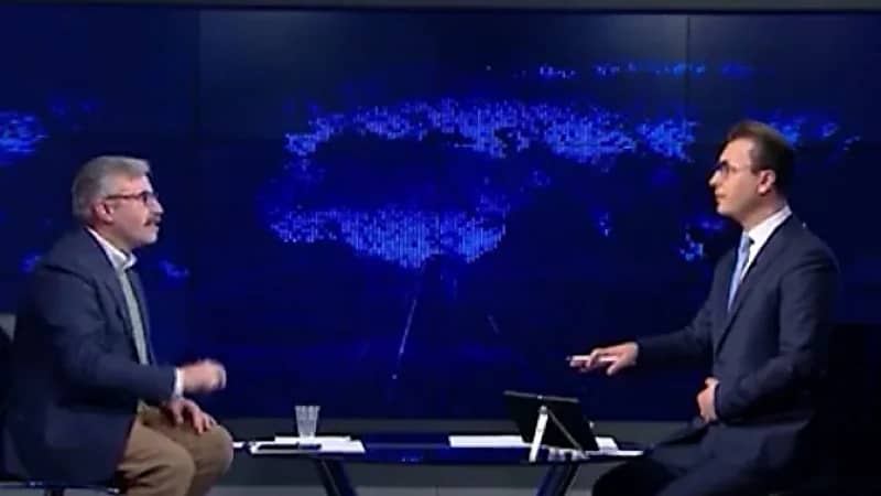 "تركيا" تعتقل مدير قناة وإعلامي سوري بعد طرد ضيف تركي على الهواء مباشرة (فيديو)